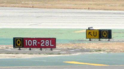 Taxiway Location SignRunway@ā@Direction Sign