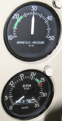 セスナ１８２のManifold Pressure GuageとTachometerです。　プロペラの角度が変わるのでRPMだけではエンジン出力が分りません。その為にManifold Pressure Gaugeが付いています。　なお、停止状態なので、外の大気圧を表示しています。