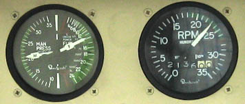 Beechcraft Bonanzaのエンジン出力を表示する計器です。　左がManifold Pressure GuageとFule Flow Guageで右側がRPMを示すタコメーターです。