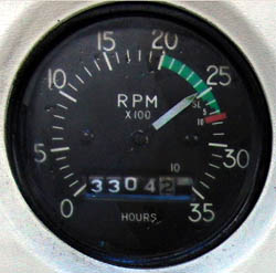 セスナ１５０のタコメーター　RPMを表示して、エンジン出力が分る。